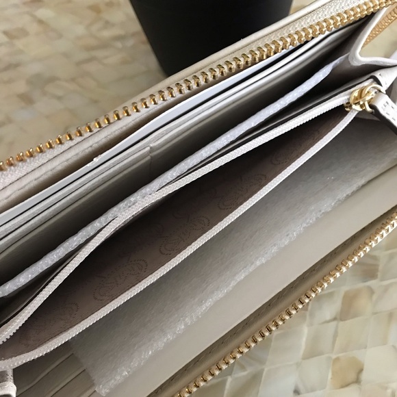 Michael Kors Wallet - Picture 5 of 8